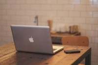 apple-desk-laptop-highres