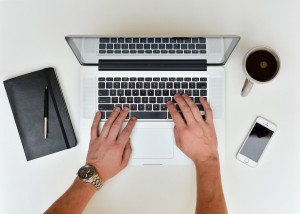 hands-coffee-cup-apple-highres